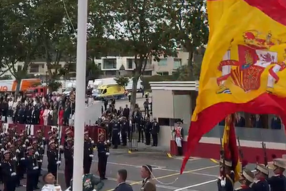 A bandeira espanhola caiu no chão no agitado Dia das Forças Armadas