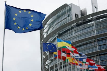 La bandera europea (izq) en la sede del Parlamento Europeo en Estrasburgo, Francia, el 18 de abril de 2023. (Foto AP/Jean-Francois Badias)