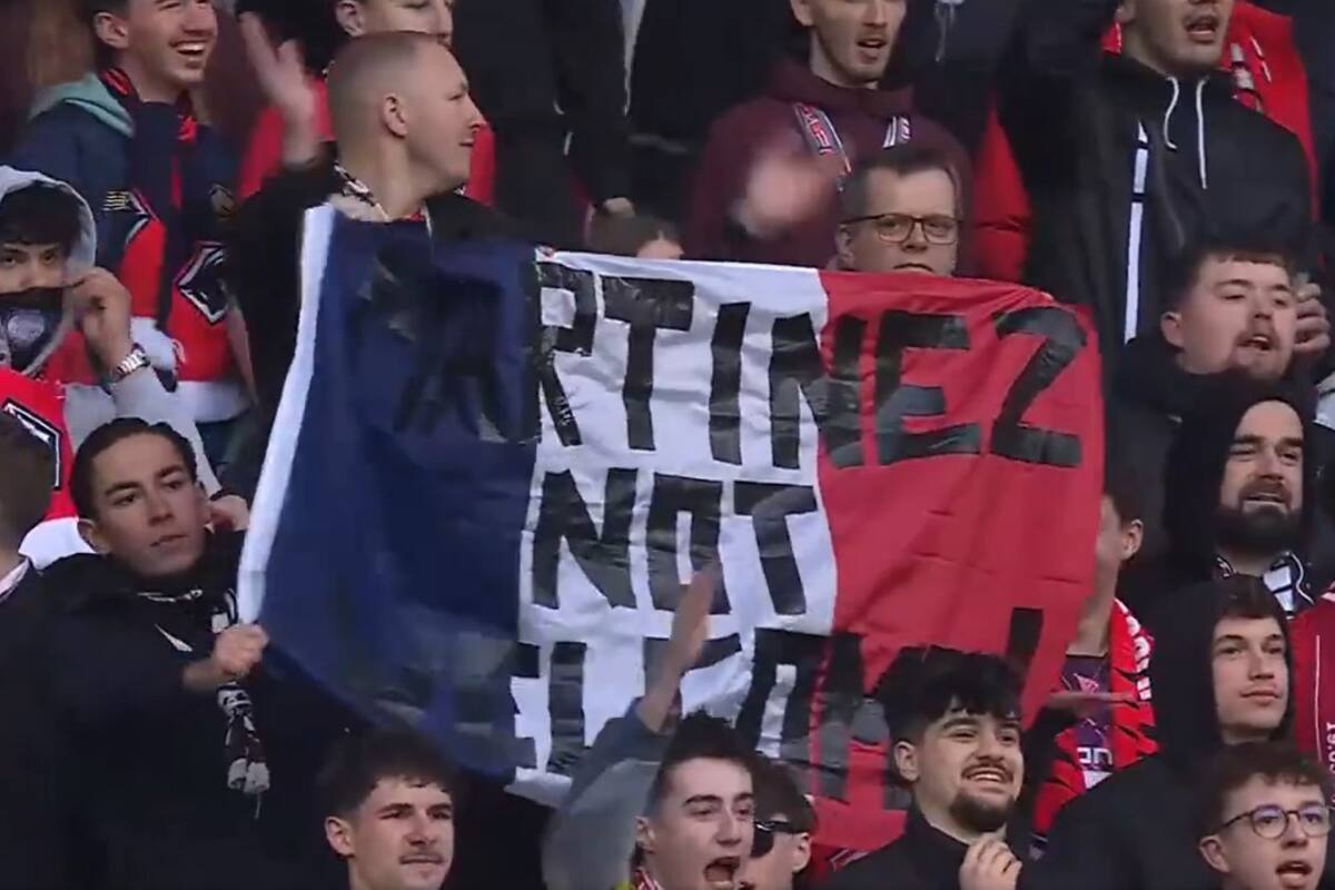 La bandera francesa con la leyenda "Martínez not welcom" con la que recibieron los hinchas de Lille a Dibu Martínez: "No eres bien recibido"