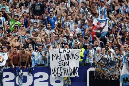 La bandera fue confeccionada por hinchas argentinos utilizando una sábana de un hotel de Atlanta