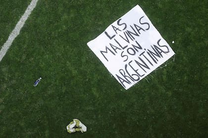 La bandera fue levantada por los futbolistas Giovani Lo Celso, Cristian Romero y Lisandro Martínez, quienes posaron con ella ante las cámaras