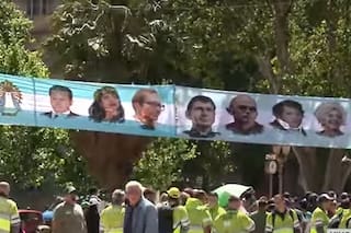 La curiosa bandera en Plaza de Mayo en la que convivían músicos populares, próceres y la Virgen de Luján