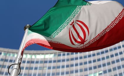 La bandera iraní ondea ante el edificio de Naciones Unidas