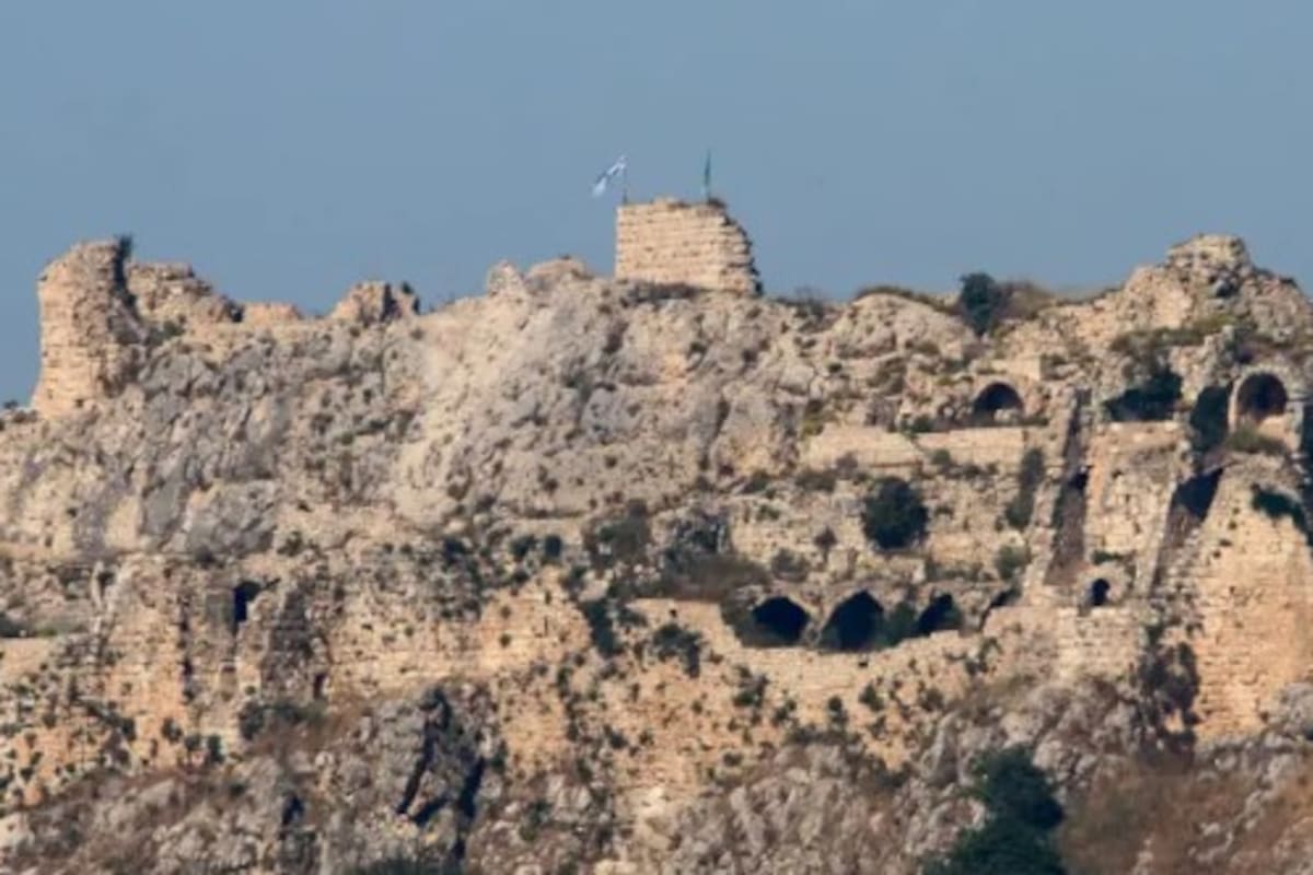 La bandera israelí ondea de nuevo sobre la fortaleza de Beaufort