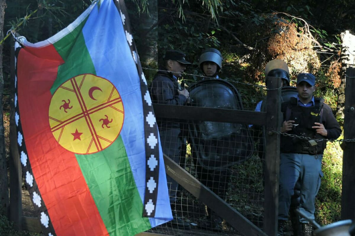 La bandera mapuche, en la entrada del predio