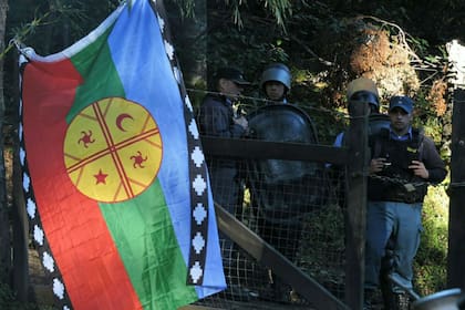 La bandera mapuche, en la entrada del predio