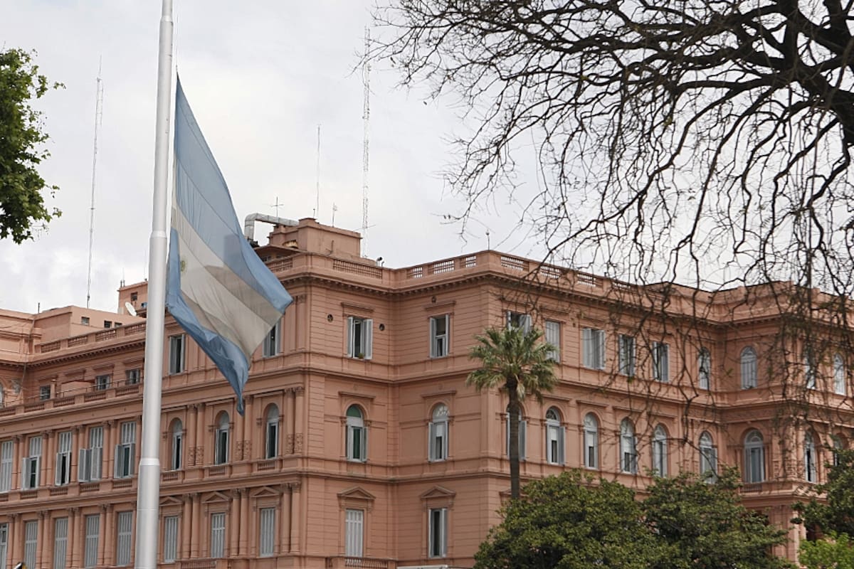 La bandera nacional a media asta frete a la Casa Rosada