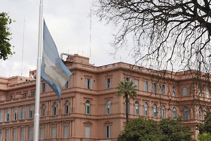 La bandera nacional a media asta frete a la Casa Rosada