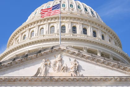 La bandera norteamericana ondea en el Congreso de Estados Unidos