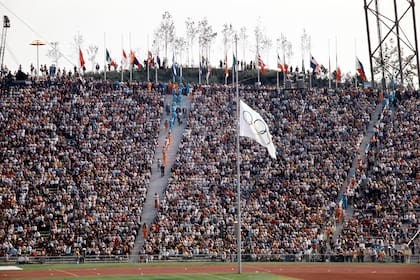 La bandera olímpica y otras banderas nacionales ondean a media asta en el estadio olímpico de Munich el 6 de septiembre de 1972, durante la ceremonia conmemorativa de las víctimas de la toma de rehenes de miembros del equipo israelí por parte de un comando palestino el día anterior, durante los Juegos Olímpicos de Múnich 1972