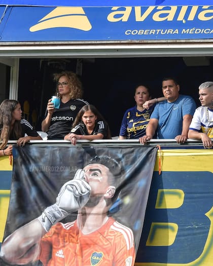 La bandera puesta por la familia de Chiquito antes de que empiece el partido de Boca ante River, en la Bombonera; no cayó bien en los dirigentes