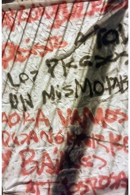 La bandera que amenazó a Patricia Bullrich apareció colgada en el puente de avenida Circunvalación y Eva Perón, en Rosario