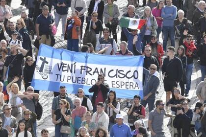 La bandera que apareció hoy en la plaza San Pedro, la campaña para que viaje Francisco a la Argentina