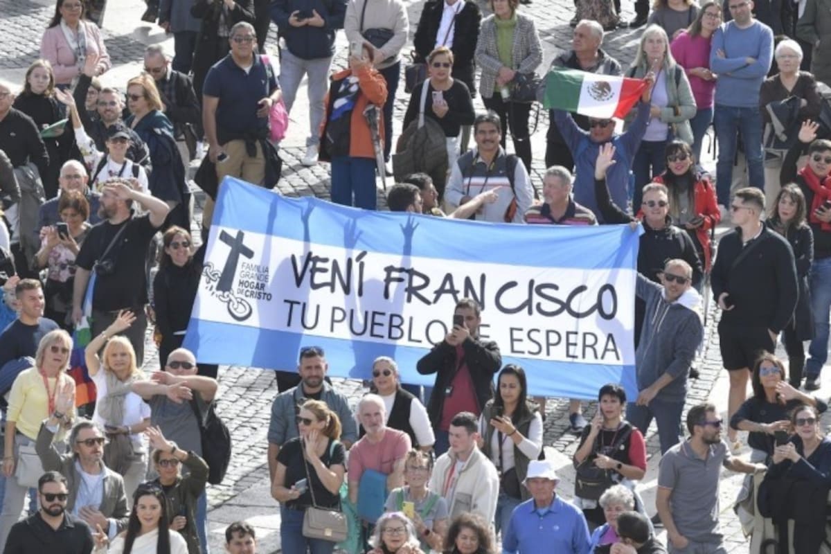 La bandera que apareció hoy en la plaza San Pedro, la campaña para que viaje Francisco a la Argentina