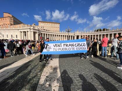 La bandera que apareció hoy en la plaza San Pedro, la campaña para que viaje Francisco a la Argentina