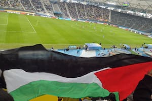 La bandera que desplegaron en el Estadio Único de La Plata.