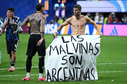 La bandera que desplegaron los jugadores de la selección argentina en la cancha tras la victoria contra Inglaterra por semifinal de la Copa del Mundo 2026