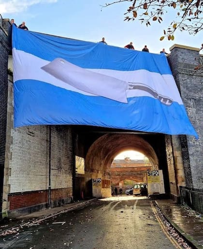 La bandera que le hicieron los fanáticos de Manchester United a Lisandro Martínez por sus muy buenos desempeños en la Premier League