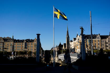 La bandera sueca se muestra en Estocolmo el 19 de septiembre de 2020, durante la pandemia del nuevo coronavirus