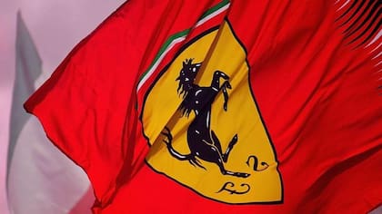 La bandera tiene como característica su color rojo