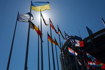 La bandera ucraniana junto con otras banderas en el Parlamento Europeo en Estrasburgo, Francia el 5 de julio del 2022. (Foto AP/Jean-Francois Badias)