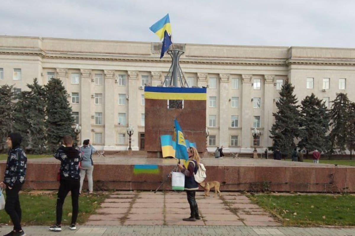 La bandera ucraniana ya flamea en Kherson