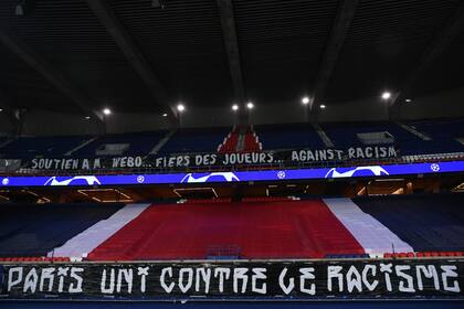 La banderas contra el racismo presentes en el Parque de los Príncipes de París
