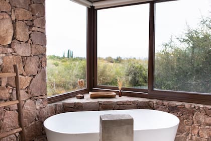 La bañera con vista a las sierras es uno de los atractivos de las cabañas