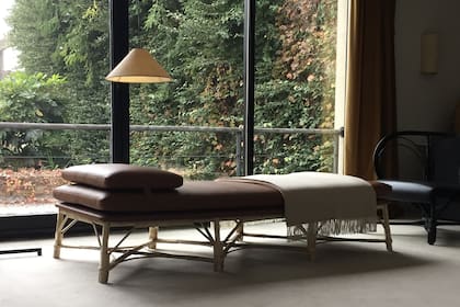 La banqueta 'Sauce' con líneas que vienen de los maestros de la Bauhaus y materiales locales.