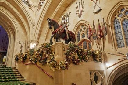 La baranda y el balcón de la gran escalera también fueron intervenidos con guirnaldas navideñas