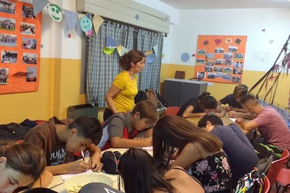 La Barca le brinda contención a jóvenes de barrios vulnerables que quieren terminar la secundaria