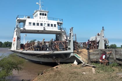 La barcaza  BTP1 Zárate del Batallón Ingenieros Anfibios 121 de Santo Tomé, en plena acción de rescate