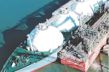 La barcaza LNG Fuji, antes de zarpar desde Bahia Blanca