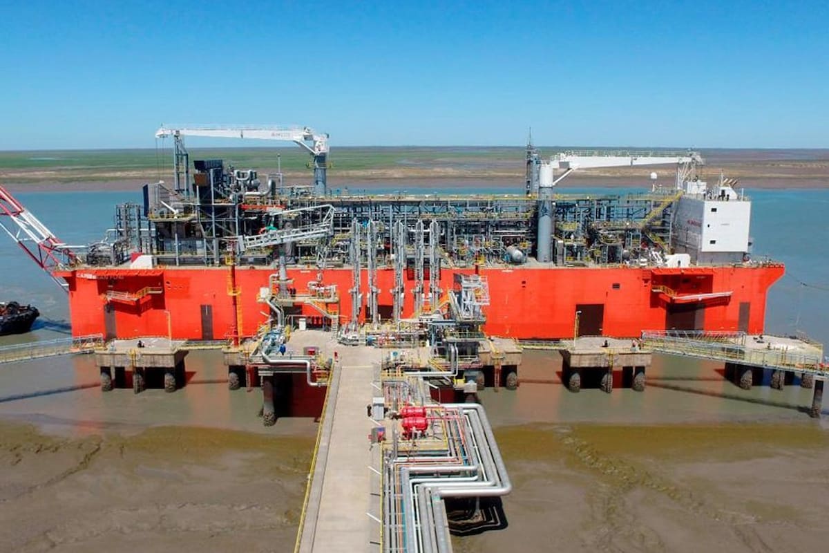 La barcaza Tango GNL está emplazada en el puerto de Bahía Blanca