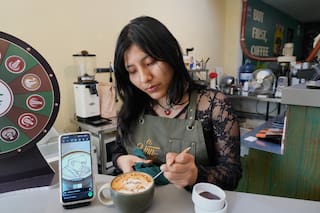 Cafetería ofrece tazas de espresso, latte y capuchino con rostro del papa León XIV antes de su viaje a Perú