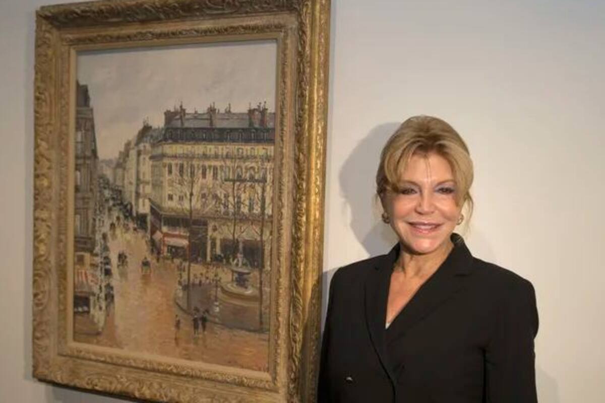 La baronesa Carmen Thyssen junto al cuadro que mantiene la disputa entre las leyes de España y los Estados Unidos