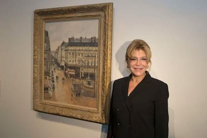 La baronesa Carmen Thyssen, posa ante la obra Rue Saint-Honoré por la tarde. Efecto de lluvia, de 1897, del artista impresionista Camille Pissarro