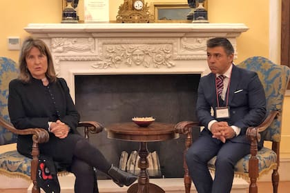 La Baronesa Helene Kennedy, directora del Instituto de Derechos Humanos de la IBA y el abogado argentino Leonardo Raznovich del Insituto Interamericano de Derechos Humanos, en conf de prensa posterior al encuentro con Parolin en un hotel cerca del Vaticano