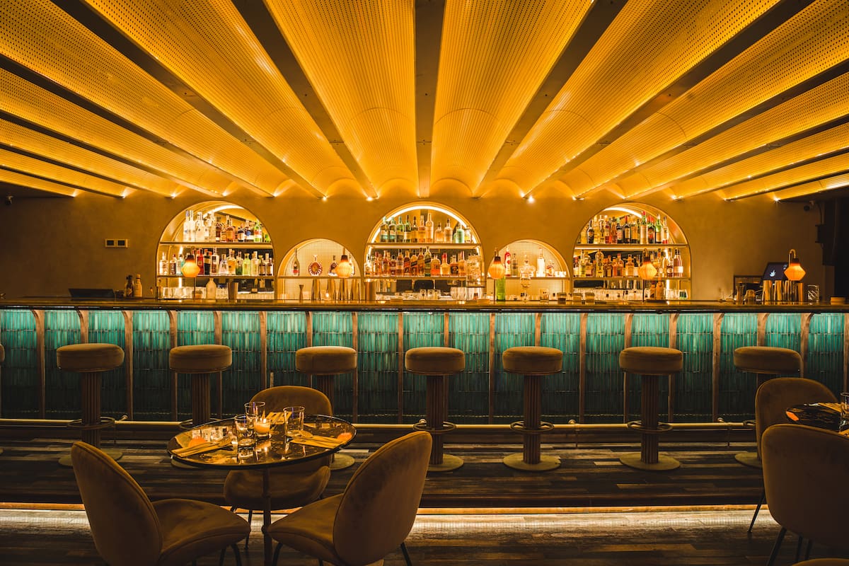 La barra a pleno, con buena iluminación y un entorno cuidado