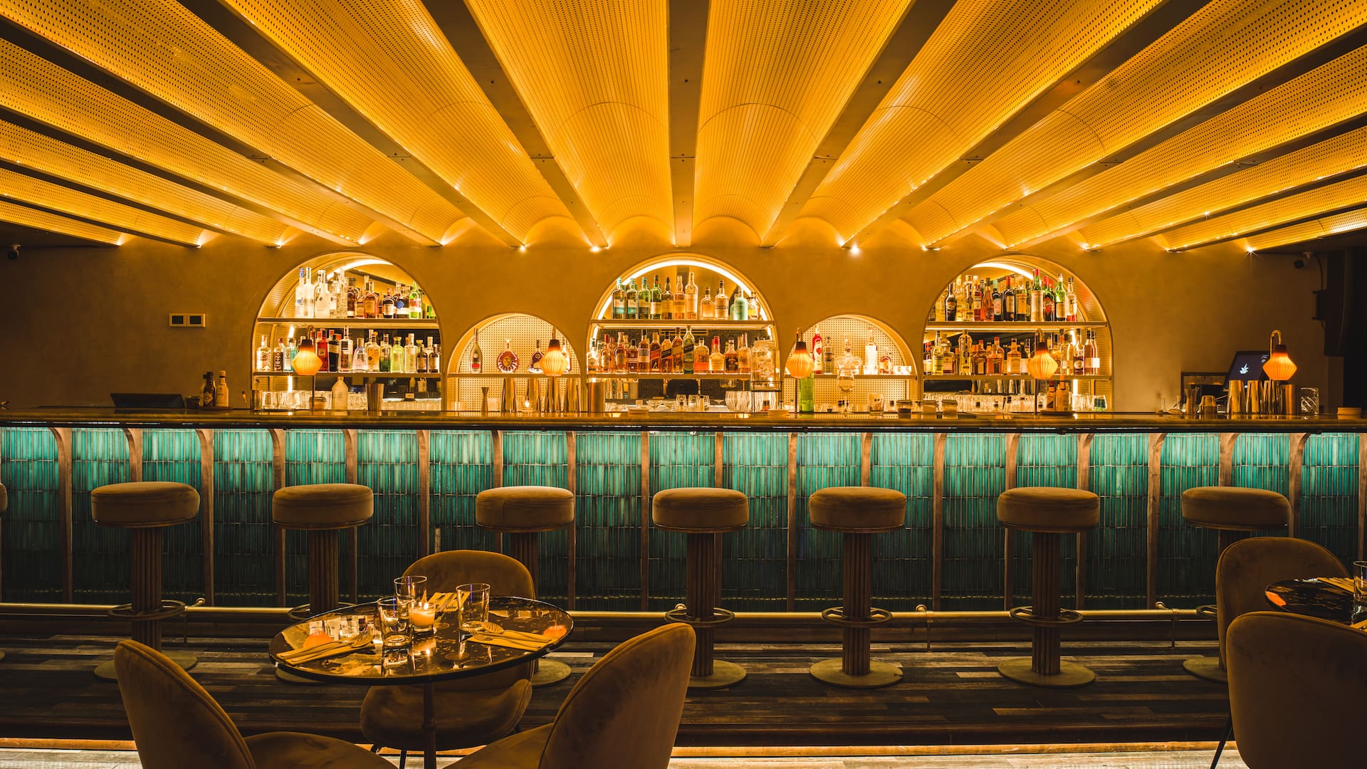 La barra a pleno, con buena iluminación y un entorno cuidado