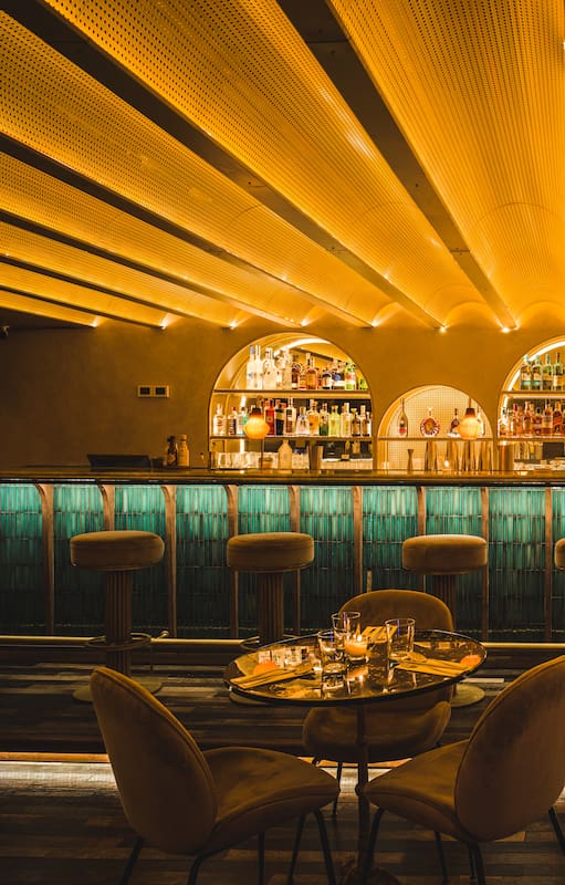 La barra a pleno, con buena iluminación y un entorno cuidado