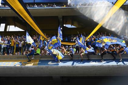 La barra brava cantó por el equipo mientras desde el resto de las tribunas se gritaba contra Angelici y la comisión directiva.