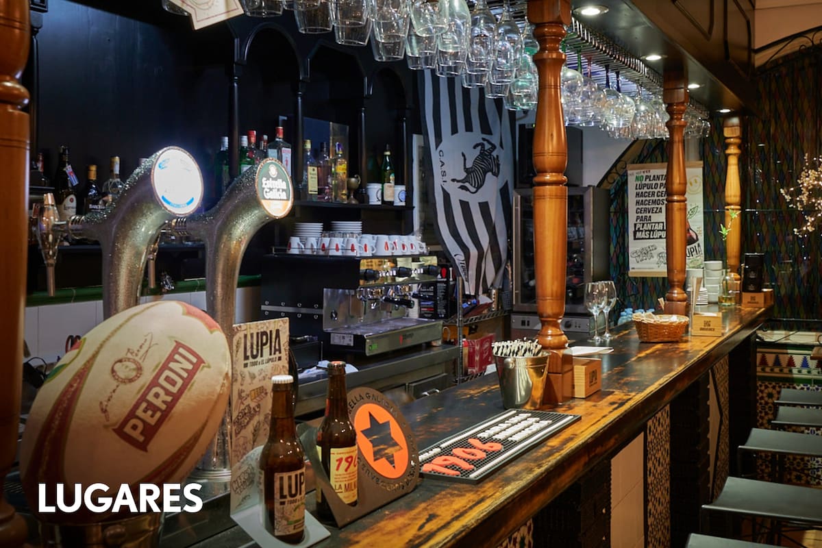 La barra con la infaltable pelota de rugby la bandera del CASI