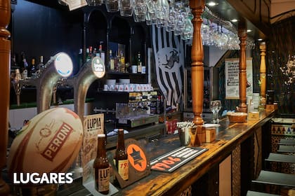 La barra con la infaltable pelota de rugby la bandera del CASI