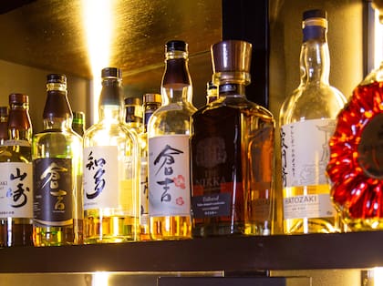 La barra con una gran selección de whiskies