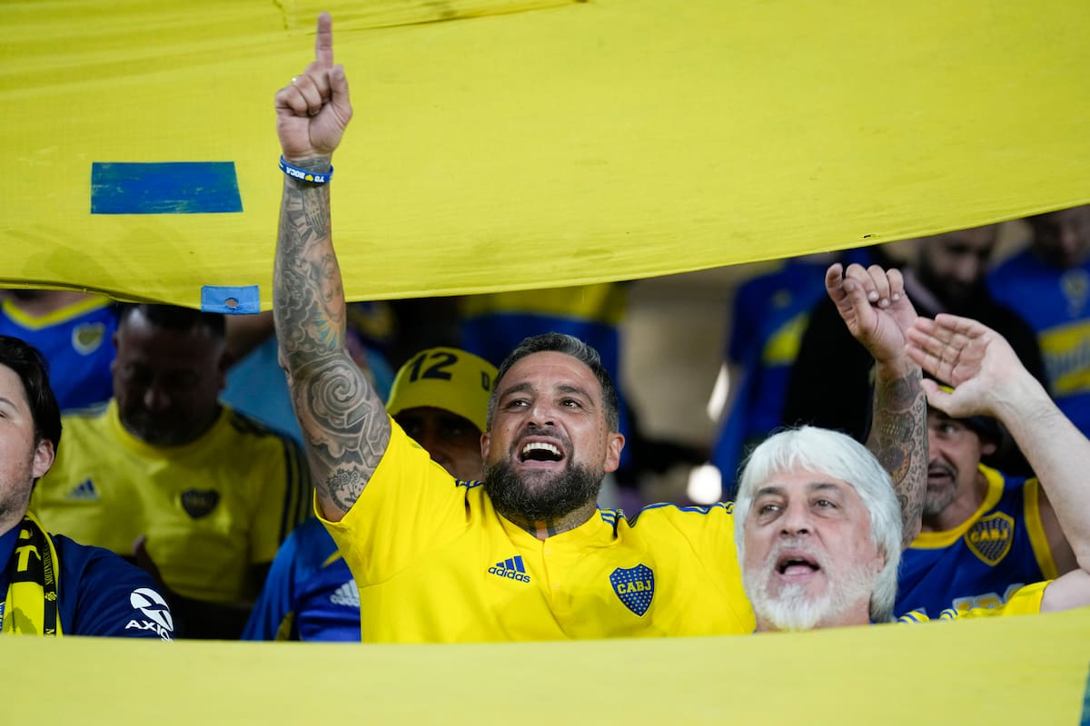 La barra de Boca alentando en el estadio de Al Ain durante el partido que Racing ganó la Supercopa Internacional.