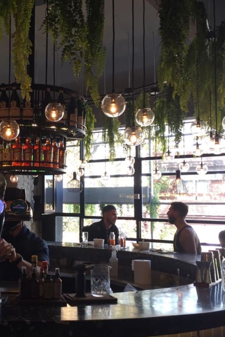 La barra de espumantes y alguna copa vino