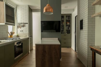 La barra de la cocina mantuvo el revestimiento. Ahí se dimensiona el efecto del cambio.