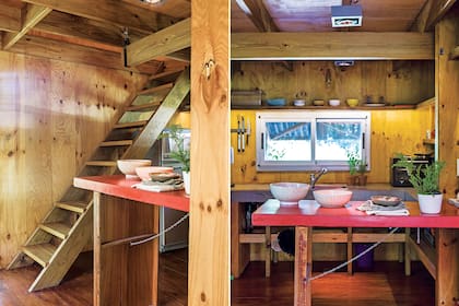 La barra de madera con tapa revestida en microcemento es rebatible: cuando no se usa, el ambiente queda despejado.