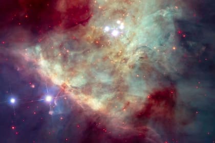 La Barra de Orión es una característica diagonal, similar a una cresta, de gas y polvo en el cuadrante inferior izquierdo de esta imagen de la Nebulosa de Orión